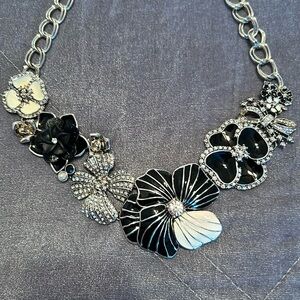 NWOT Joan Rivers Bib necklace.